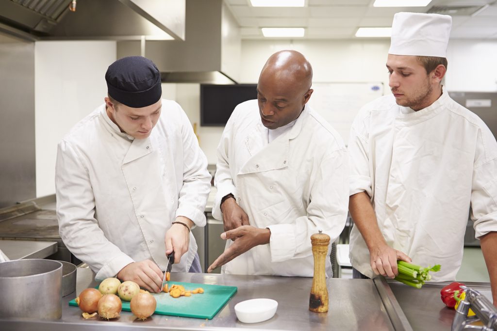 goomer - treinamento para equipes de restaurante - pessoas em treinamento na cozinha