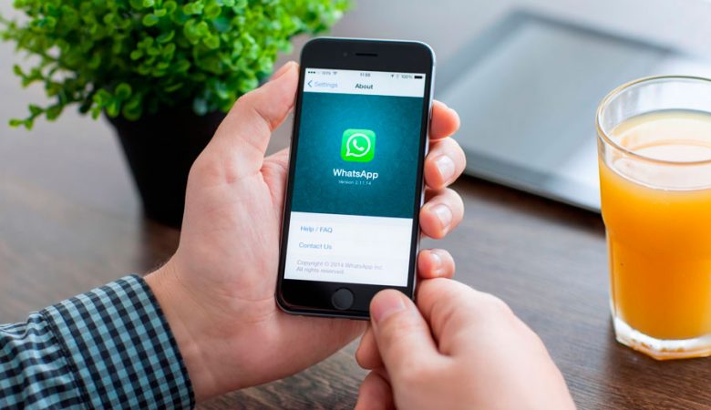 automatizar o atendimento de pedidos - pessoa com celular na mão, usando whatsapp
