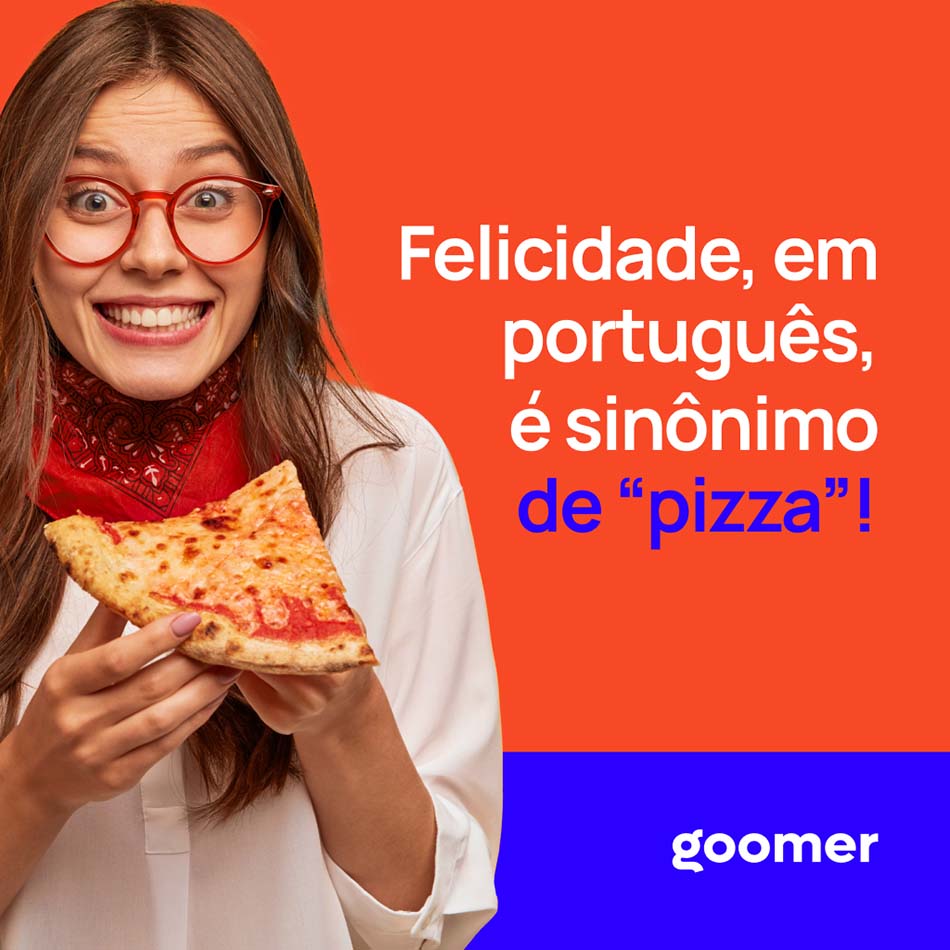 Mulher de óculos e sorridente segurando uma fatia de pizza com as duas mãos, fundo da imagem em cores laranja e azul e logomarca goomer.
